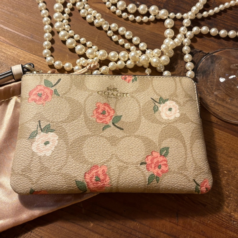 🌷Coach Signature Floral Wristlet – Beige/Blush – With Satin Dust Bag
